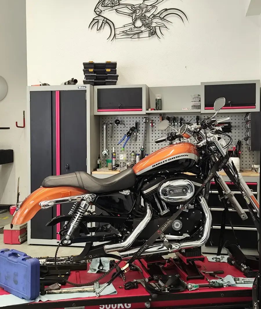 Harley-Davidson Sportster auf der Hebebühne in der Motorradwerkstatt Rabe